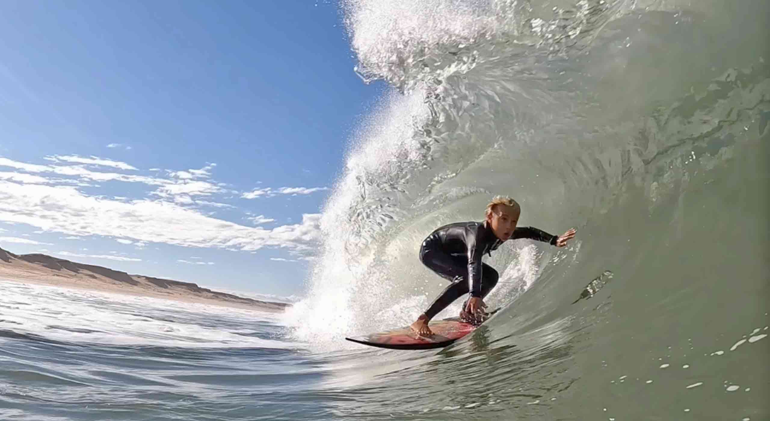 enfant surfant dans un tube lors d'un surf coaching Capbreton