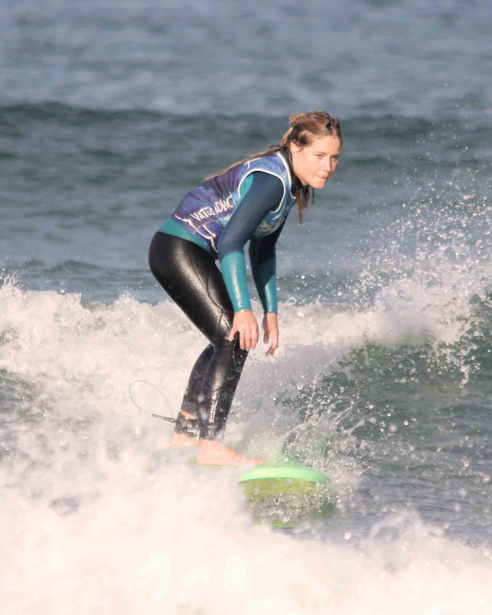 surfeuse sur un petite vague pendant un stage de surf à Capbreton