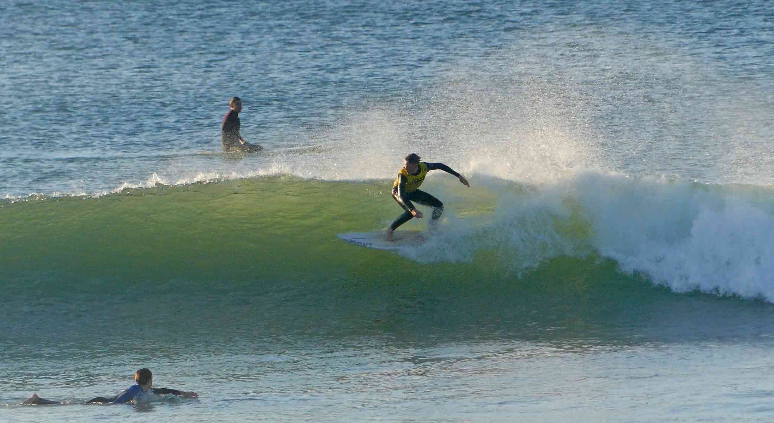 Ado en lycras jaune wasa surfant la vague  lors d'un surf coaching Capbreton