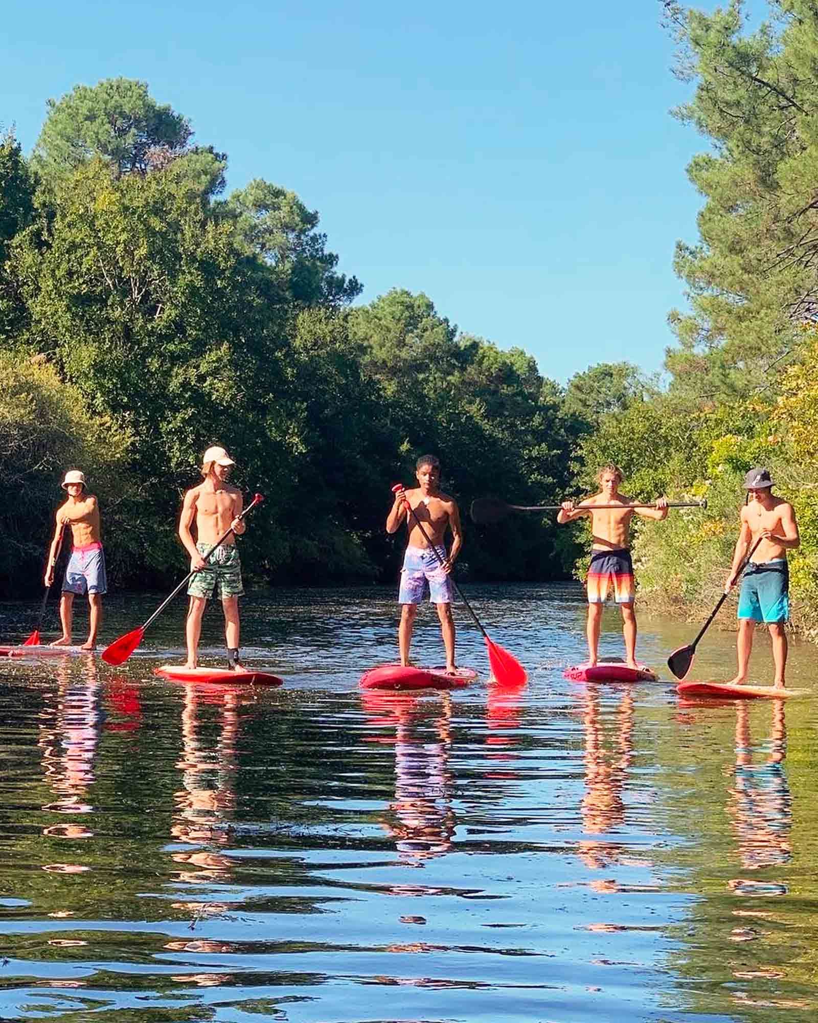 groupe d'ado en cours de stand up paddle hossegor en train de ramer