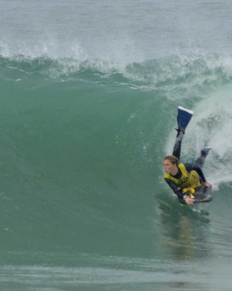 femme en bodyboard sur une vague massive pendant un coaching bodyboard capbreton