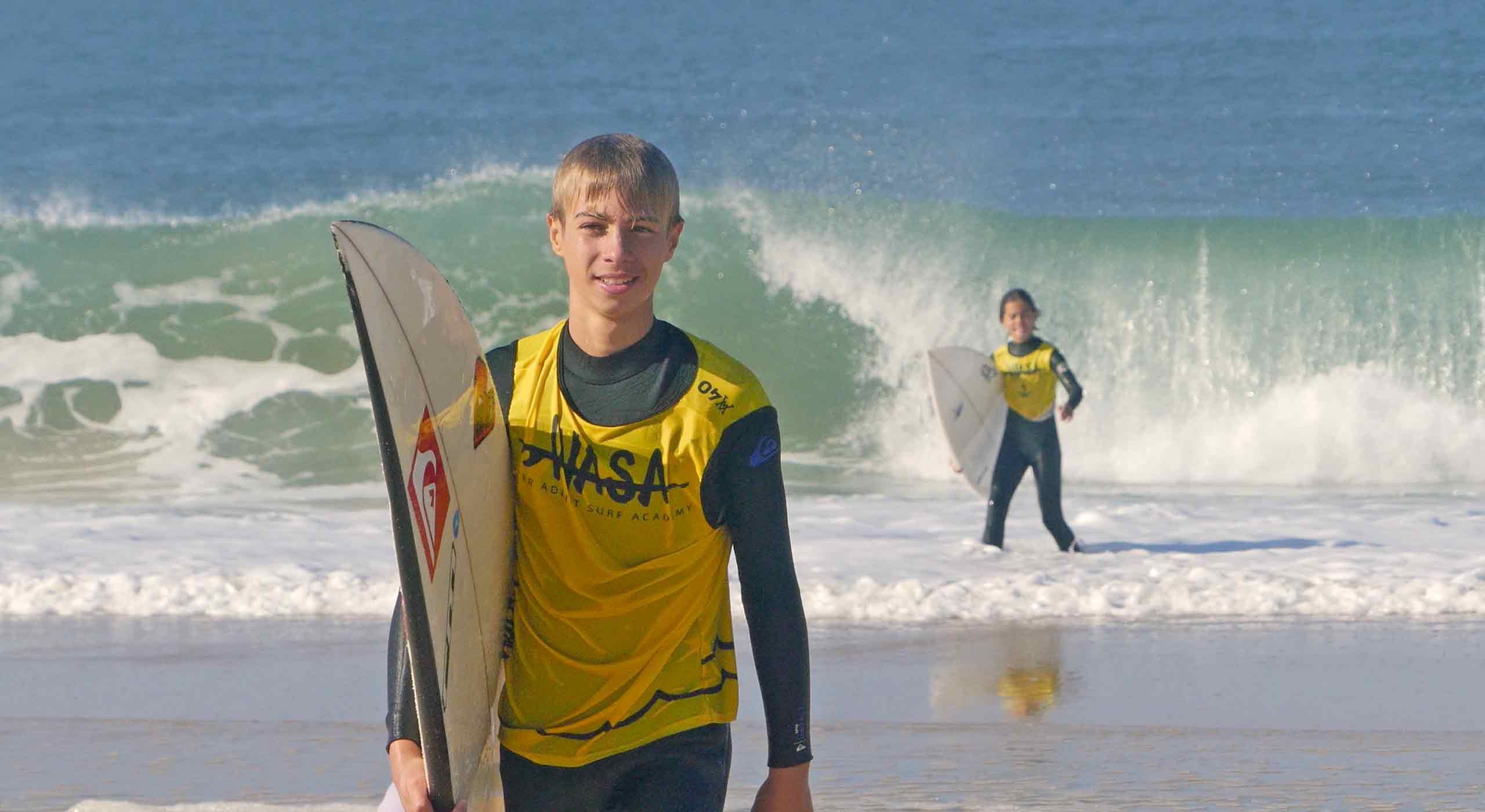 Jeune surfeur en lycra jaune du surf camp wasa école de surf Capbreton